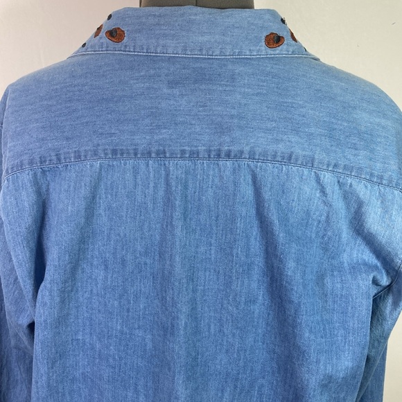 Belle Pointe Top Women Size M Chambray Long Sleeve Button Up Embroidery - Picture 7 of 10